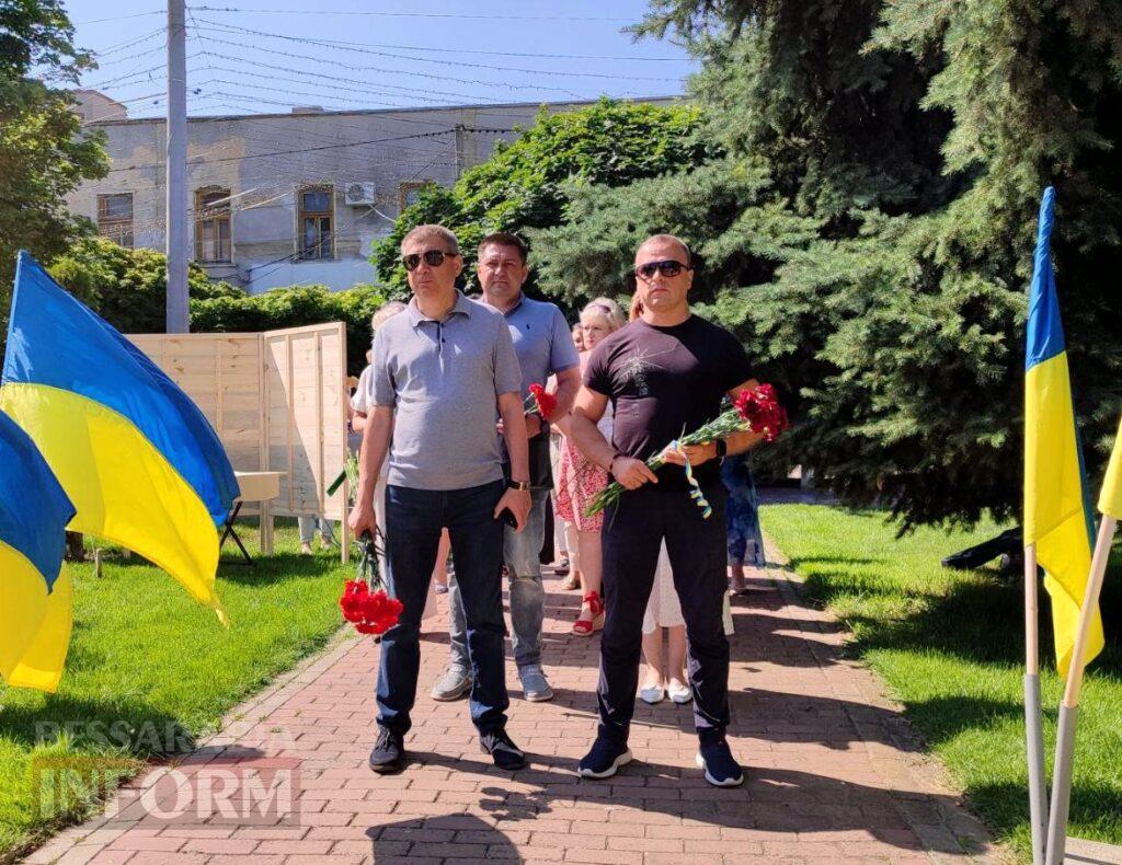 Квіти вдячності, нитки єдності, голос вільного народу: у Білгороді-Дністровському відзначили День Конституції України