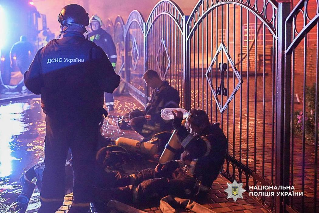 Вночі російські окупанти поцілили у багатоповерхівку в Одесі: є загиблі та поранені. Оновлено