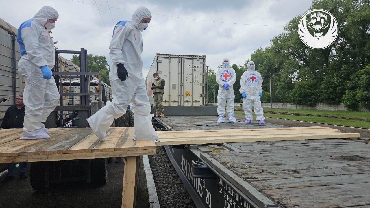 Тепер знайдуть вічний спокій: до України повернули тіла 1200 загиблих цивільних та військових