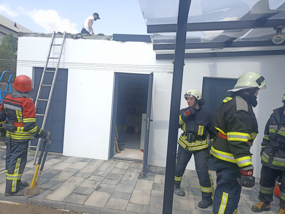 На Ізмаїльщині горіла надвірна споруда: вогонь ледь не знищив житловий будинок