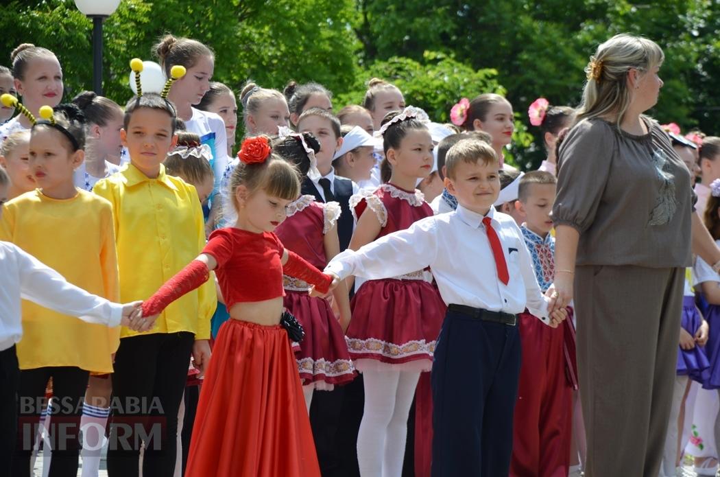 Літо у Кілії розпочалося з яскравого фестивалю талантів та подарунків від "Фонда Добра та Любові"