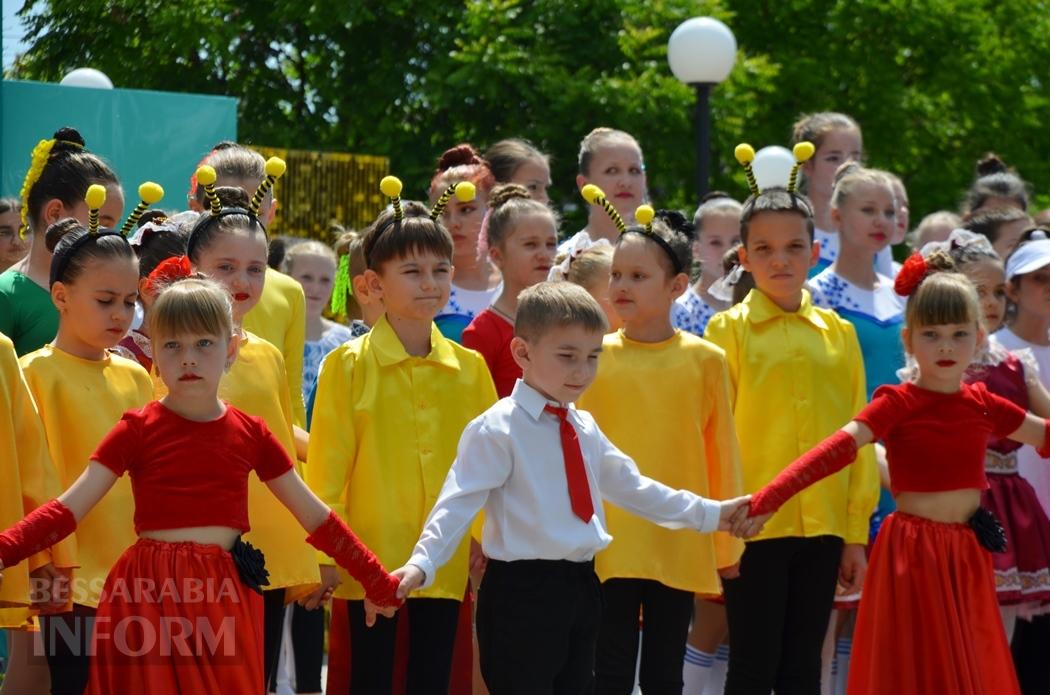 Літо у Кілії розпочалося з яскравого фестивалю талантів та подарунків від "Фонда Добра та Любові"