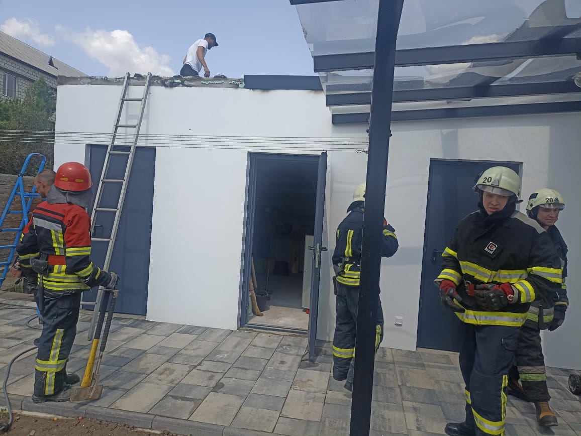На Ізмаїльщині горіла надвірна споруда: вогонь ледь не знищив житловий будинок