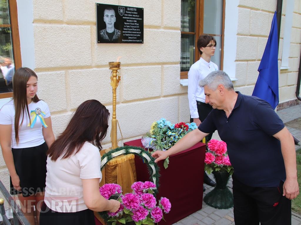 Його ім’я назавжди в серці гімназії: в Болграді відкрили меморіальну дошку Захиснику Олександру Шамшуріну