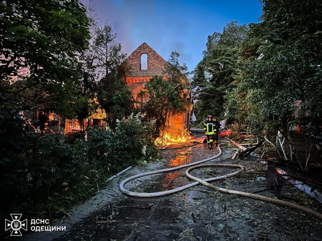 Білгород-Дністровський пережив атаку "шахедів": під приціл ворога потрапила станція швидкої допомоги. Оновлено