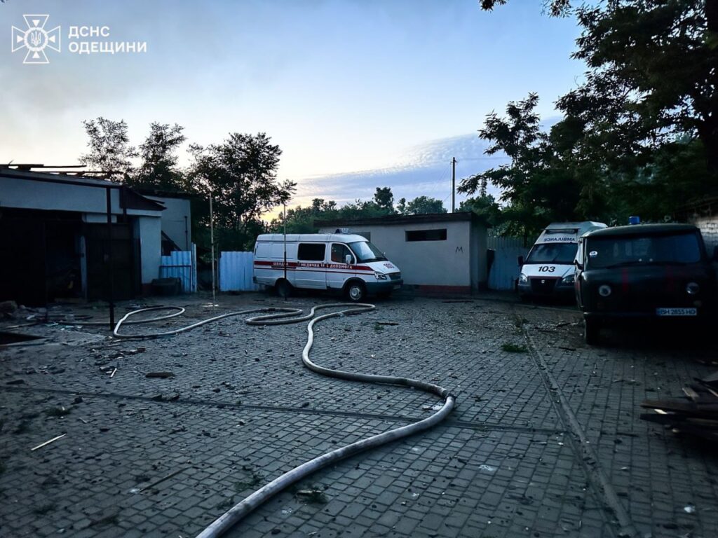 Білгород-Дністровський пережив атаку "шахедів": під приціл ворога потрапила станція швидкої допомоги. Оновлено