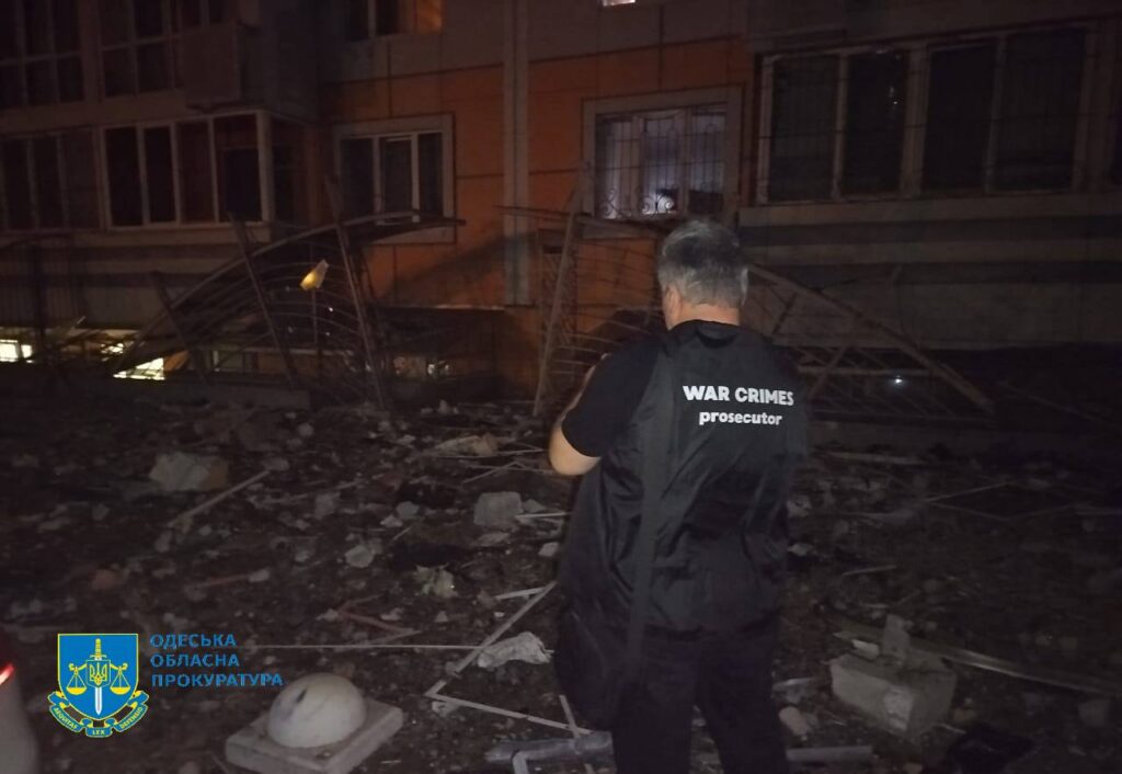 Ще одна жахлива ніч для Одеси: внаслідок атаки дронів загинула людина, пошкоджено будинки, навчальний заклад та вокзал