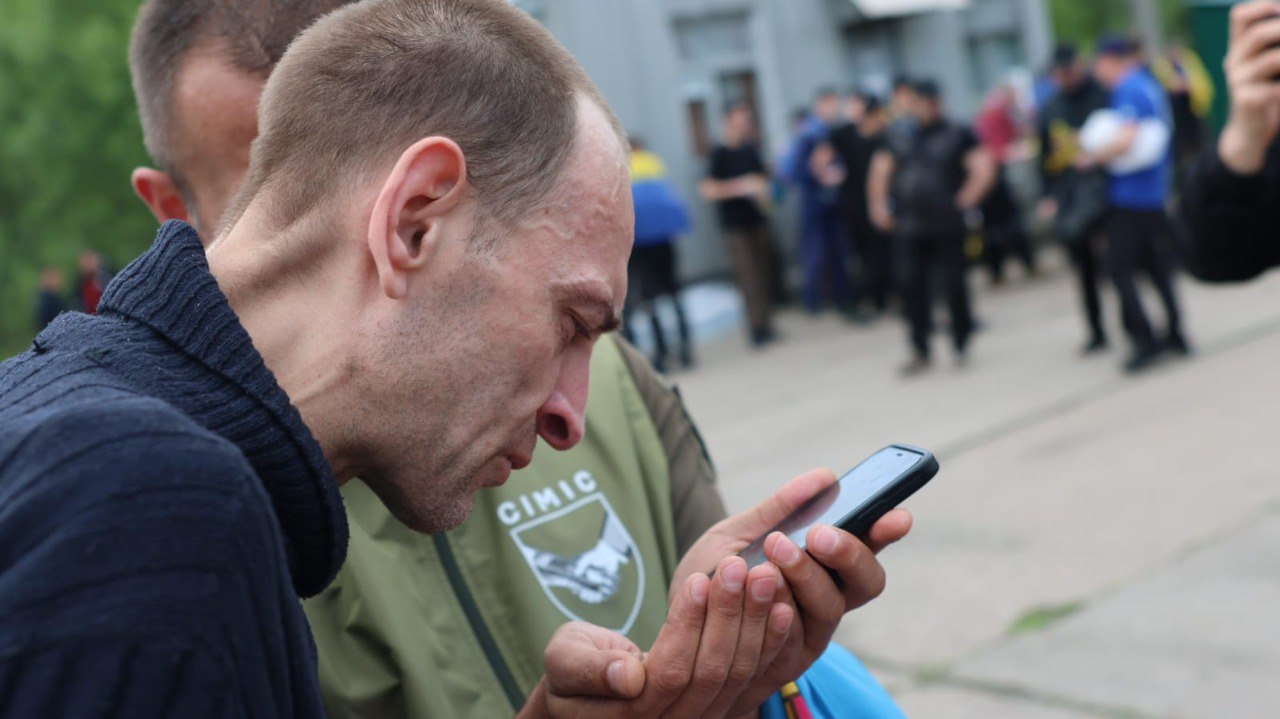 Україна своїх не забуває: на рідну землю з полону повернулись важкопоранені та тяжкохворі захисники