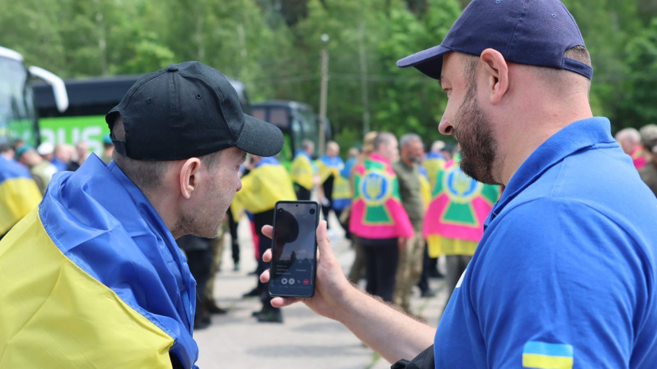Україна своїх не забуває: на рідну землю з полону повернулись важкопоранені та тяжкохворі захисники