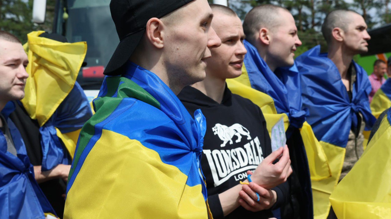 Україна своїх не забуває: на рідну землю з полону повернулись важкопоранені та тяжкохворі захисники