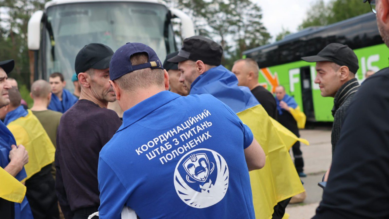 Україна своїх не забуває: на рідну землю з полону повернулись важкопоранені та тяжкохворі захисники