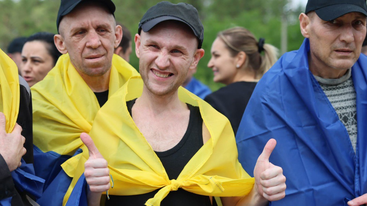 Україна своїх не забуває: на рідну землю з полону повернулись важкопоранені та тяжкохворі захисники