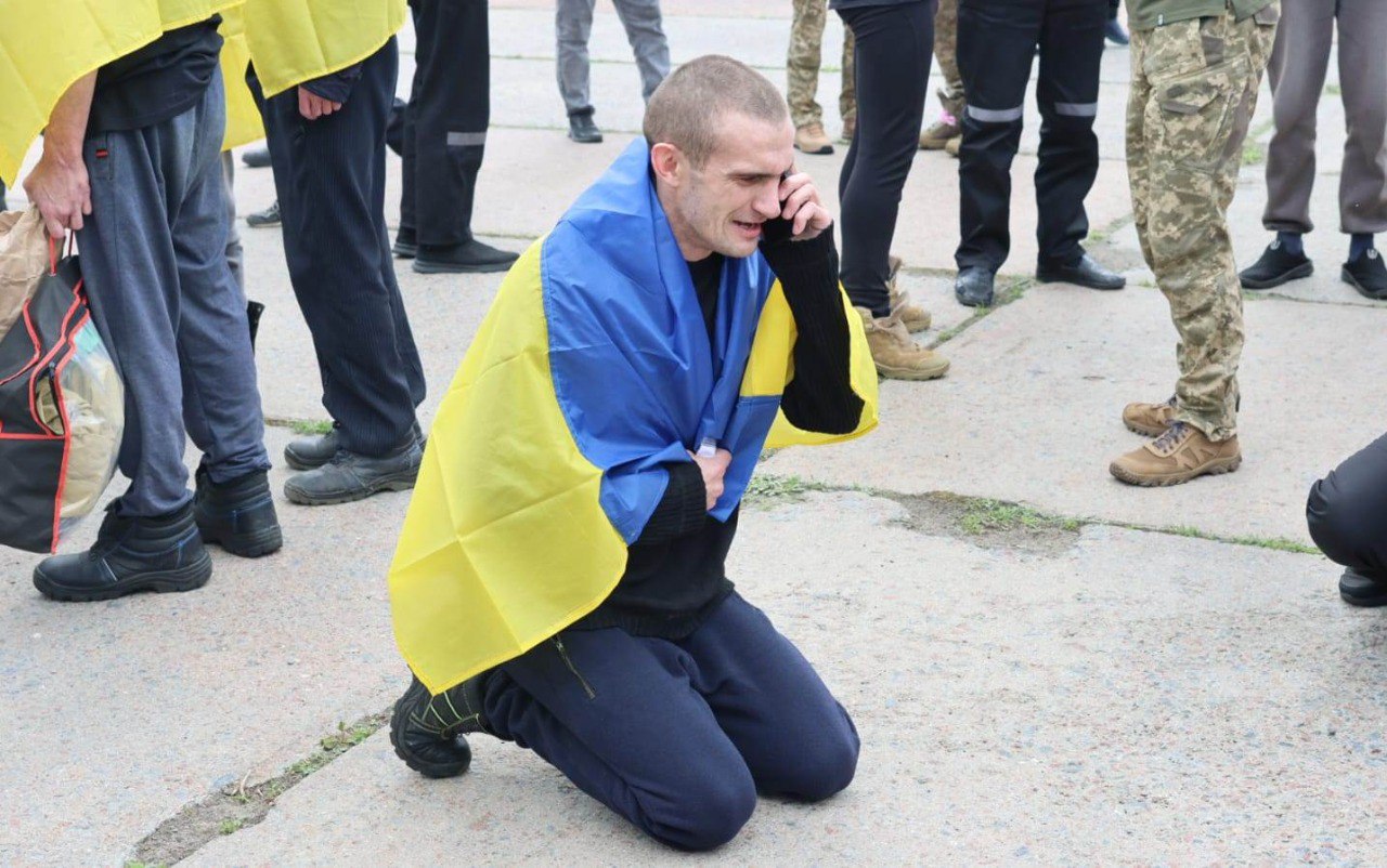 Україна своїх не забуває: на рідну землю з полону повернулись важкопоранені та тяжкохворі захисники