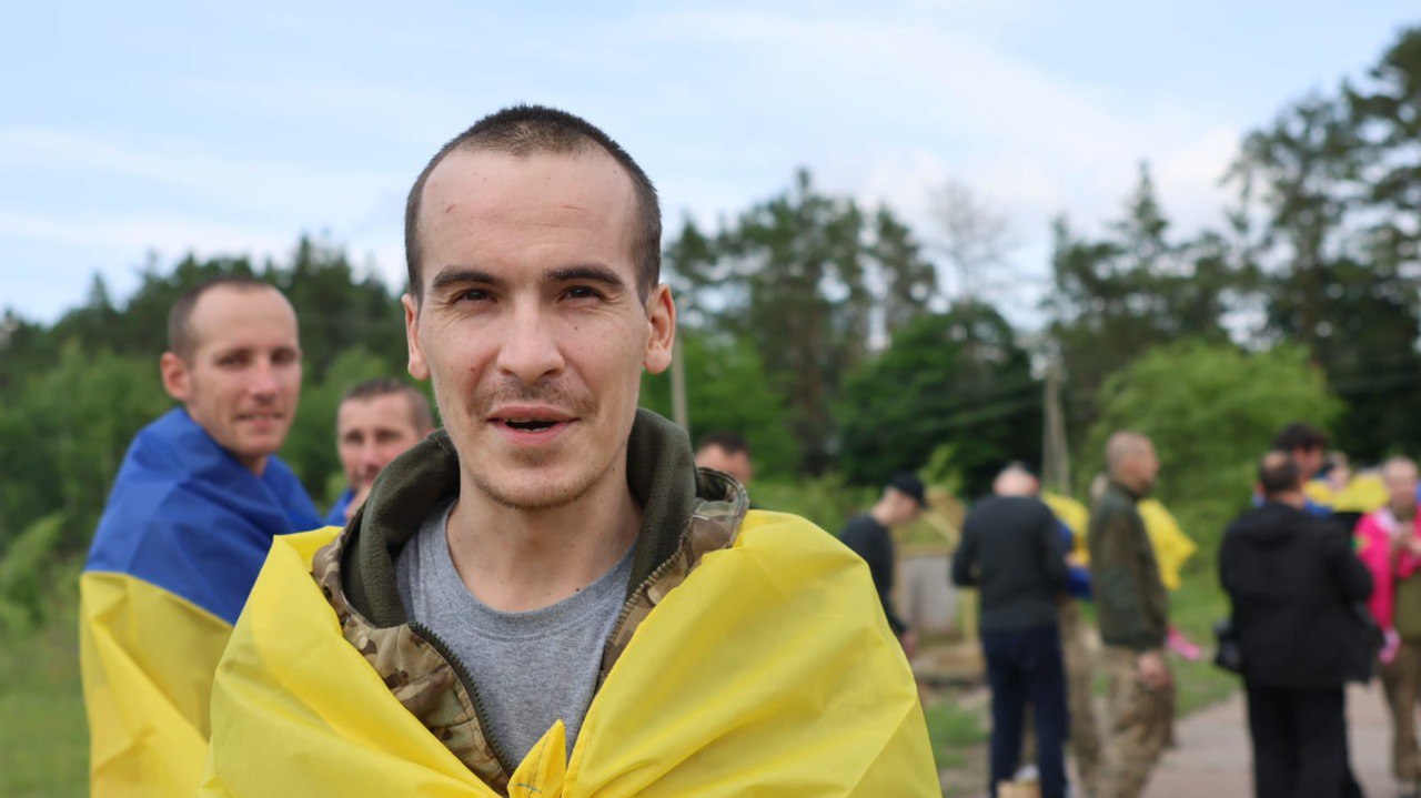 Четвертий обмін за тиждень: з російської неволі до України повернулось багато оборонців Маріуполя
