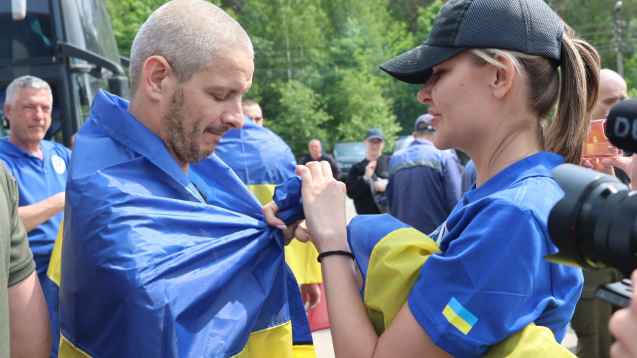 Четвертий обмін за тиждень: з російської неволі до України повернулось багато оборонців Маріуполя