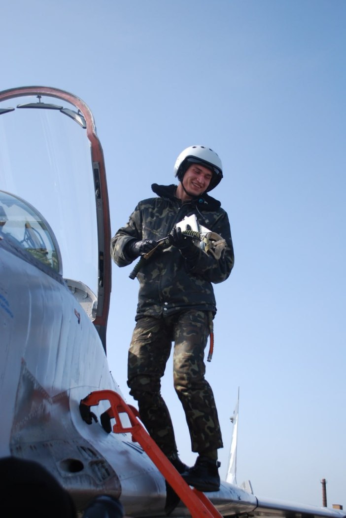 Відбиваючи масовану атаку росіян, загинув пілот F-16 Максим Устименко