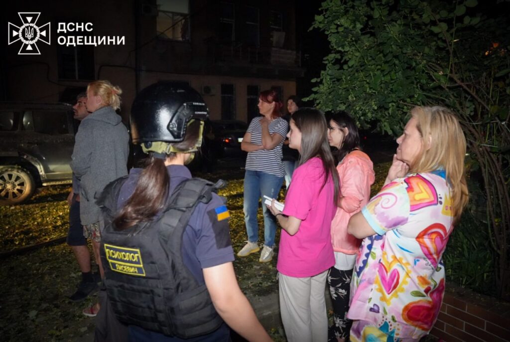 Ще одна жахлива ніч для Одеси: внаслідок атаки дронів загинула людина, пошкоджено будинки, навчальний заклад та вокзал