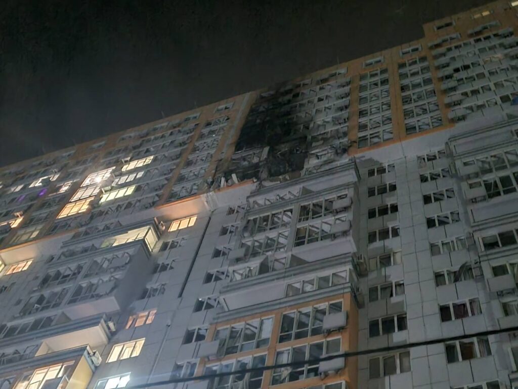 Ще одна жахлива ніч для Одеси: внаслідок атаки дронів загинула людина, пошкоджено будинки, навчальний заклад та вокзал