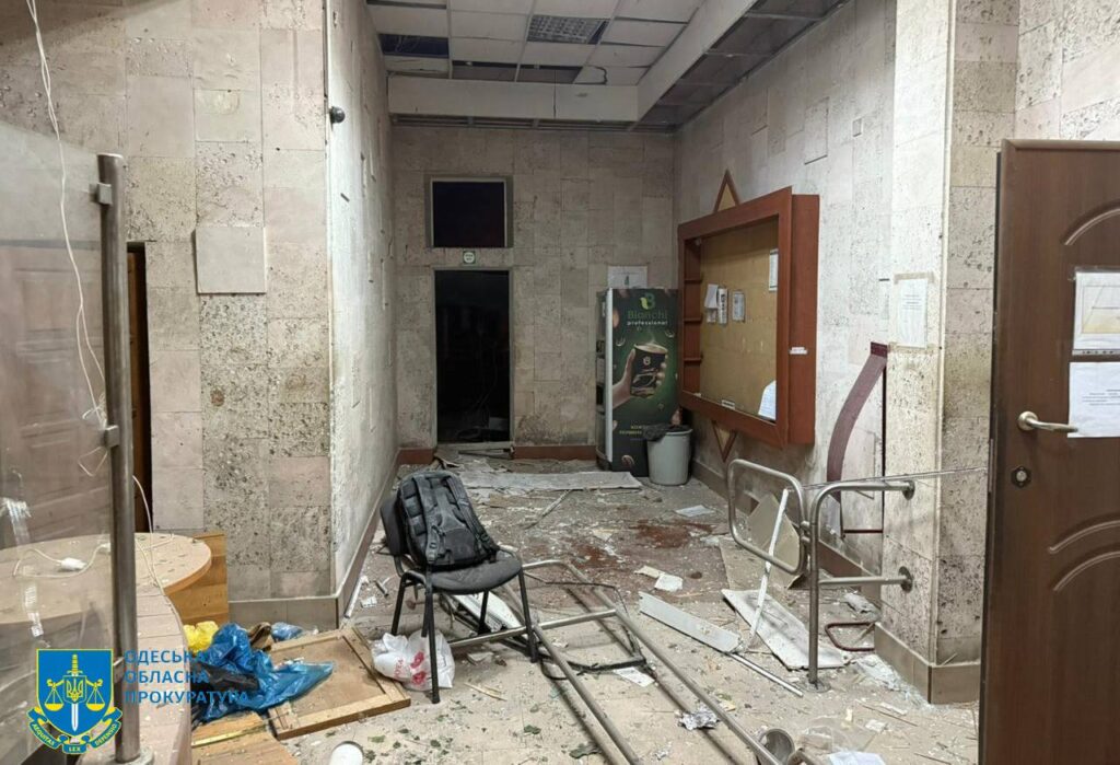 Ще одна жахлива ніч для Одеси: внаслідок атаки дронів загинула людина, пошкоджено будинки, навчальний заклад та вокзал
