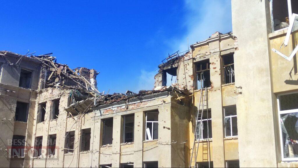 Вчера – вальс, сегодня – смерть: спецрепортаж с места прилета в Аккермане, где до сих пор ищут людей под завалами.