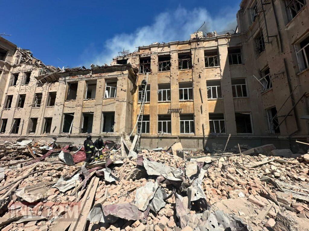 Вчера – вальс, сегодня – смерть: спецрепортаж с места прилета в Аккермане, где до сих пор ищут людей под завалами.