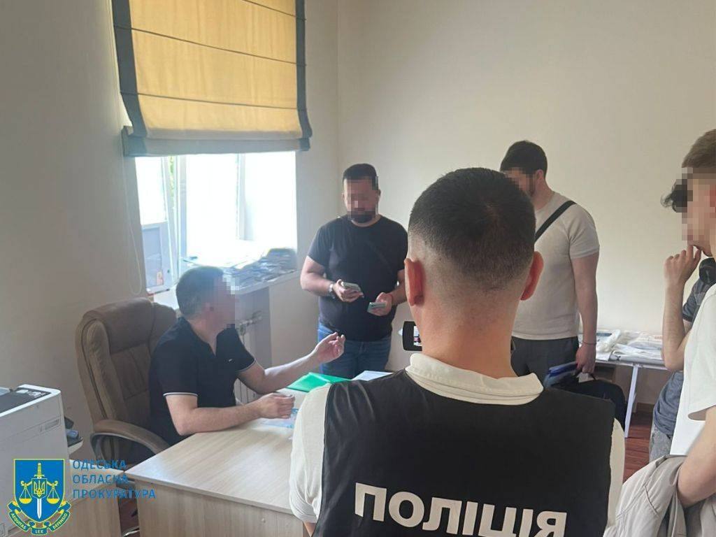 На Одещині затримали посадовця медичного закладу, який за гроші допомагав ухилятися від мобілізації