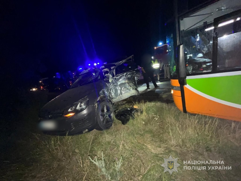 У поліції розповіли подробиці нічної ДТП за участю рейсового автобуса та легковика