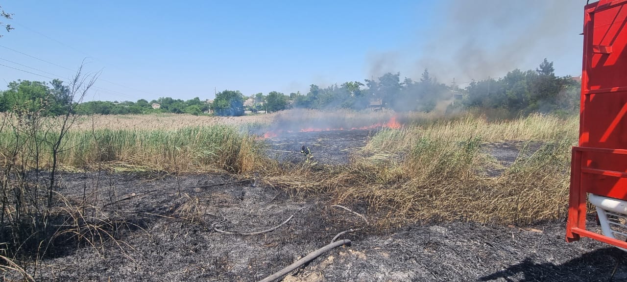 В Ізмаїлі горить величезна територія біля порту: дим бачать по всьому місту