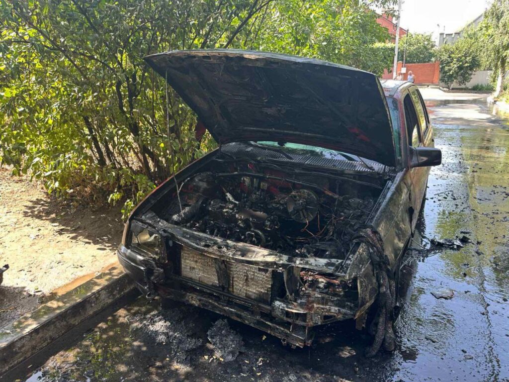 В Ізмаїлі серед білого дня спалахнула автівка