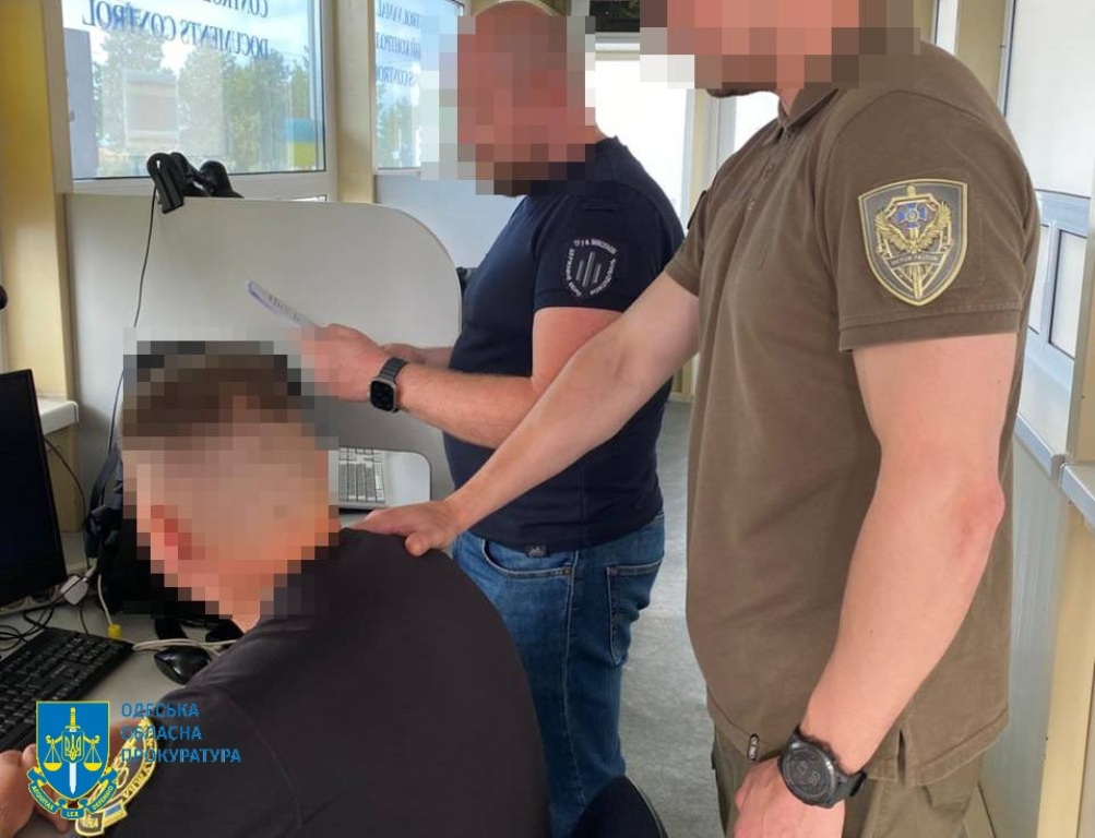 Четверо інспекторів Одеської митниці систематично отримували хабарі від перевізників
