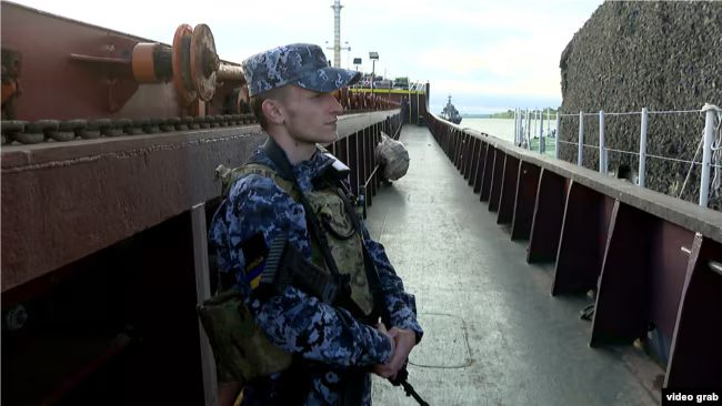 Масштабна спецоперація: як Україна затримала на Дунаї судна, що вивозили крадене зерно з анексованого рф Криму
