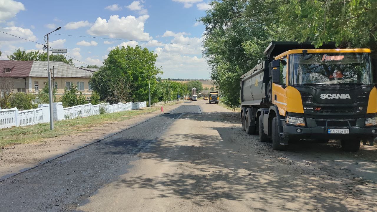 У Болградському районі триває ямковий ремонт дороги Т-16-08