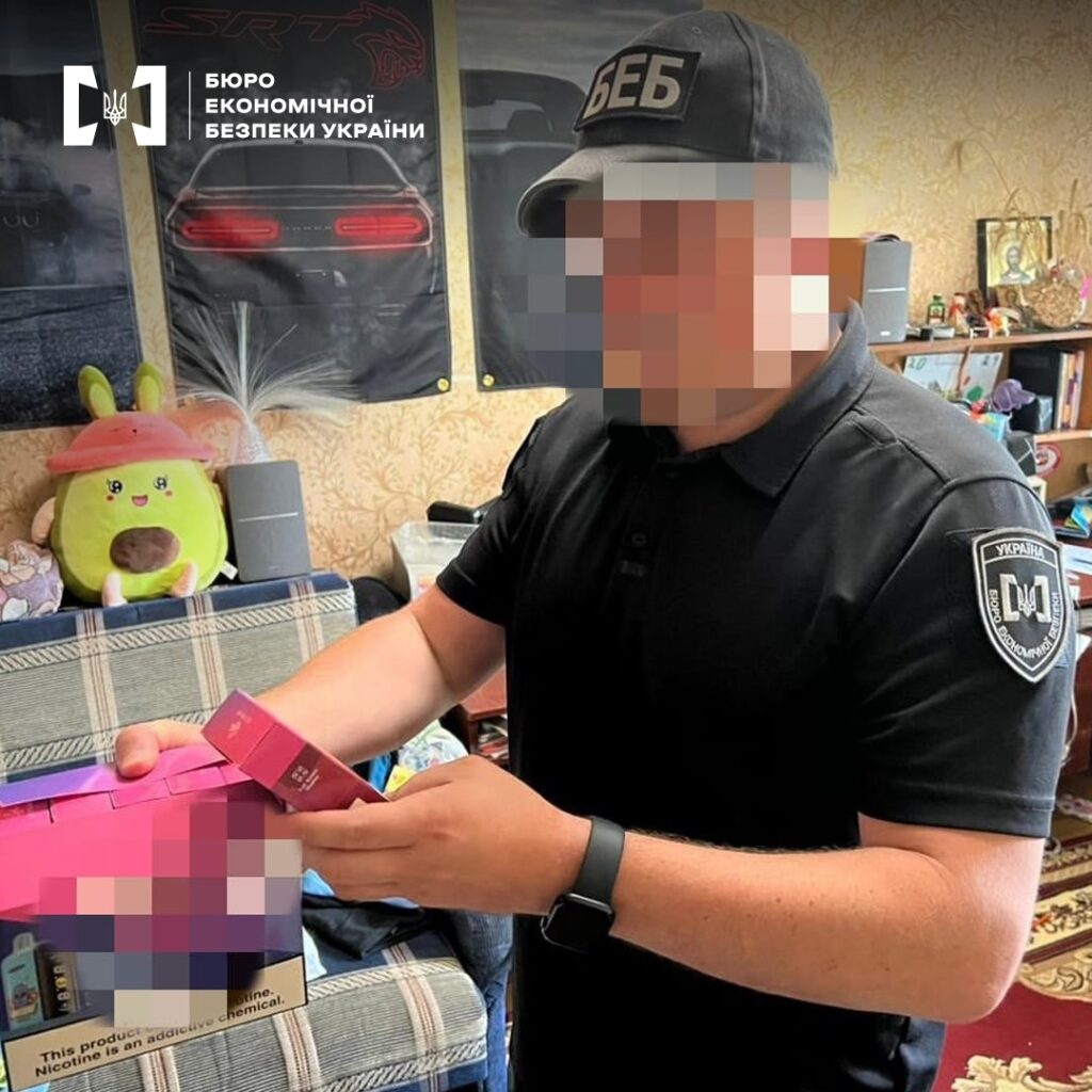Контрафакт під прикриттям: в Одеській області викрили чоловіка, який нелегально продавав електронні сигарети через Telegram