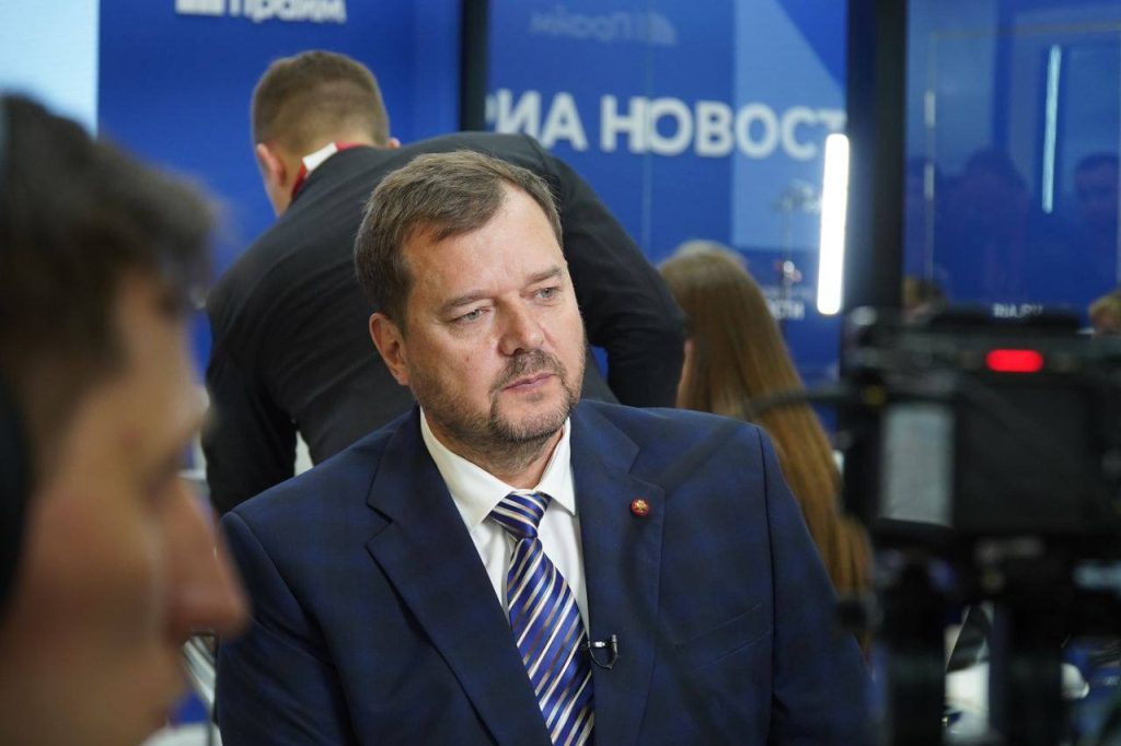 Ведмежі послуги Медведчука: як повʼязана з олігархом компанія стала ланкою у викраденні зерна й металу з окупації