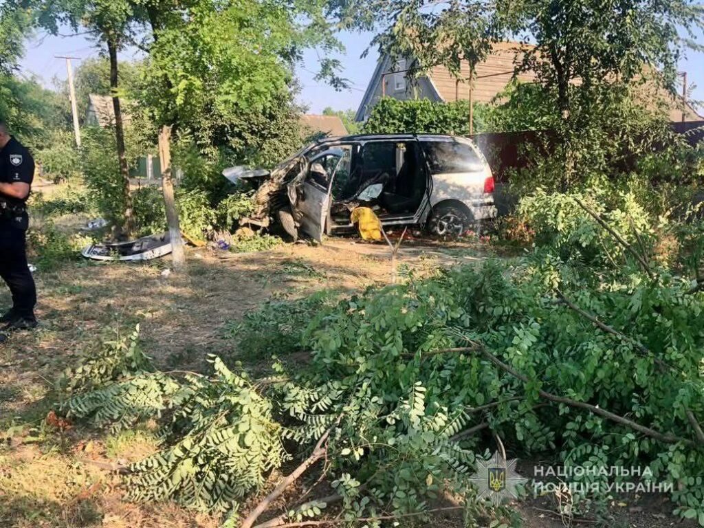 На трасі Одеса-Арциз автівка злетіла з траси та протаранила дерево: є постраждалі