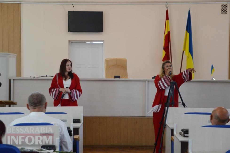 «Герої в бахілах і масках»: в Аккермані привітали медиків з професійним святом