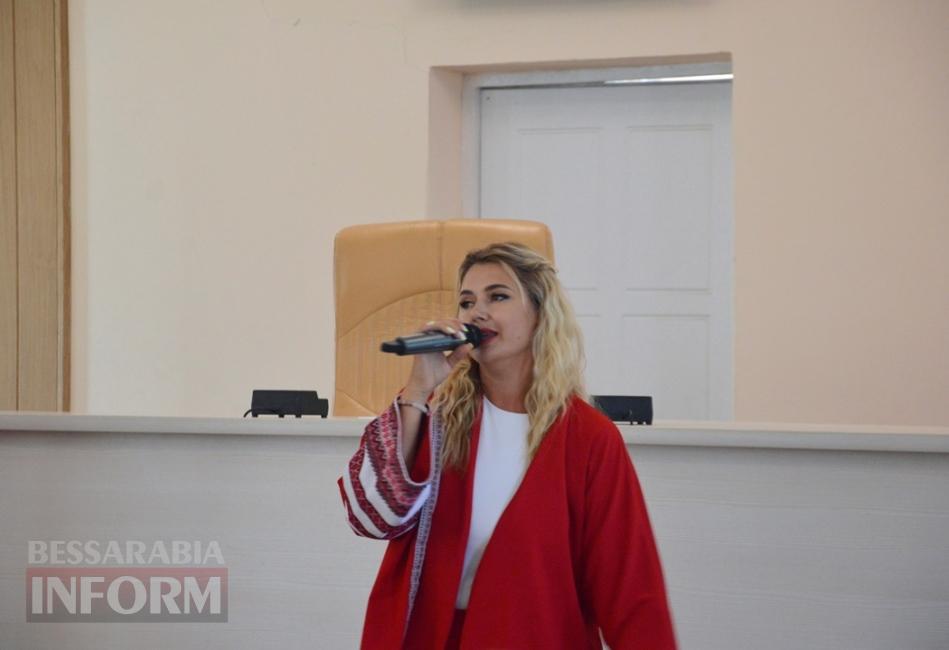 «Герої в бахілах і масках»: в Аккермані привітали медиків з професійним святом