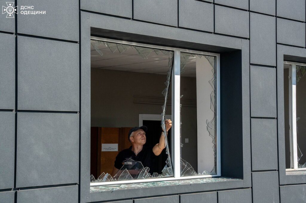 Внаслідок атаки дронів на Одесу пошкоджені пожежна частина та гуртожиток для рятувальників