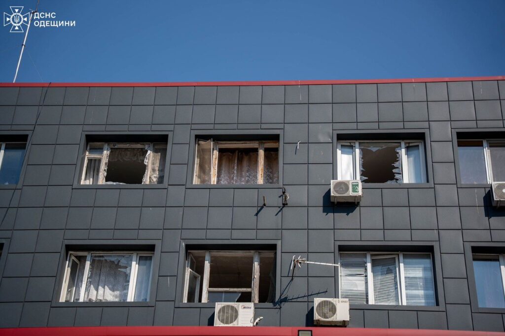 Внаслідок атаки дронів на Одесу пошкоджені пожежна частина та гуртожиток для рятувальників