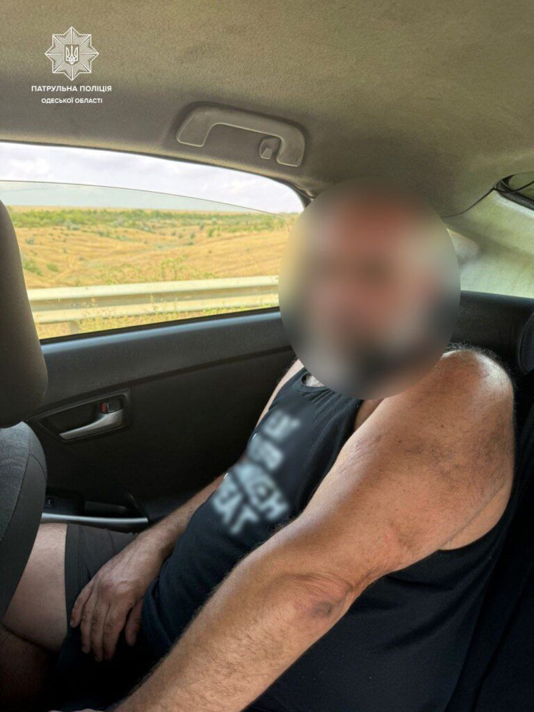 Рухався "зигзагами": на Одещині зупинили п'янючого водія фури