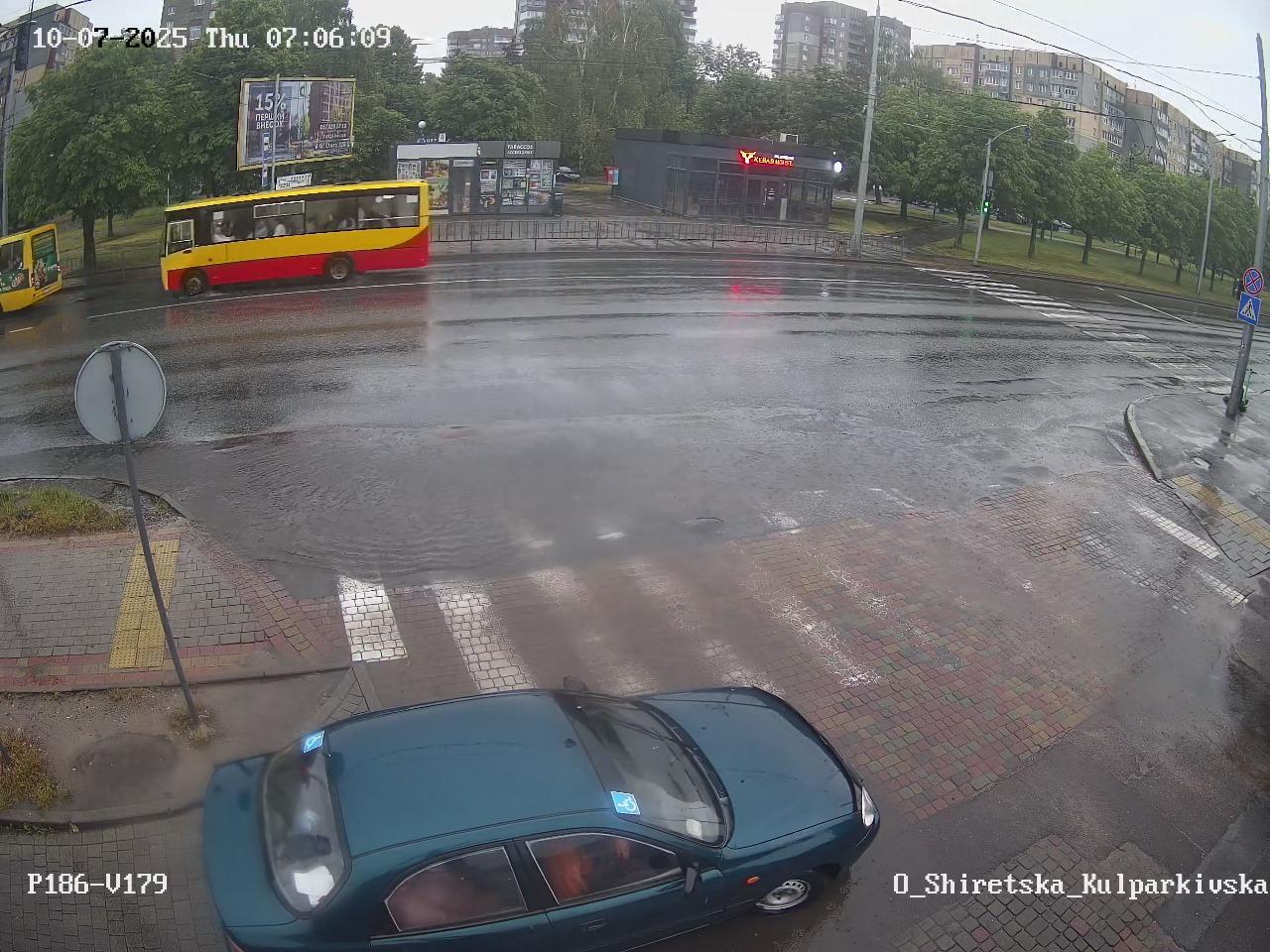 Затоплені будинки, дороги, машини, діти плавають на човнах: у Львові вирує негода