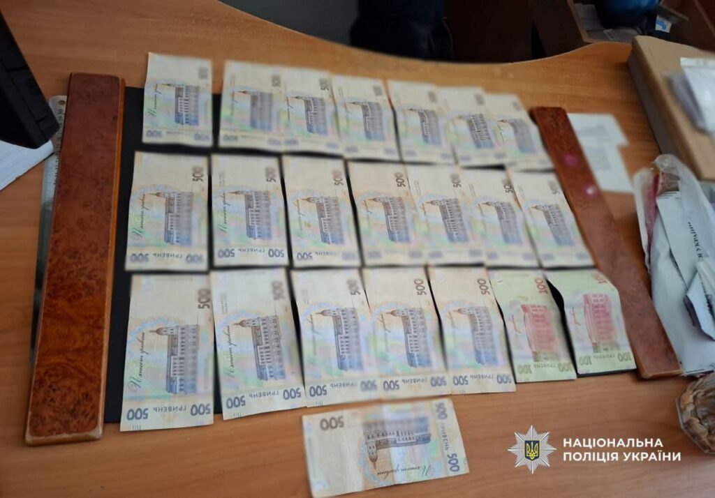 За 400 євро "дописувала" стаж: в Аккермані "на гарячому" затримали начальницю трудового архіву
