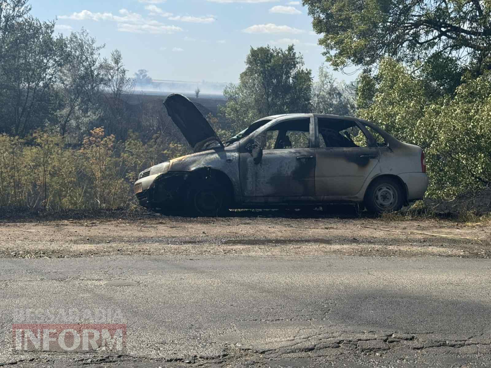Масштабна пожежа в Арцизі: від сухої трави спалахнула автівка (додано фото)