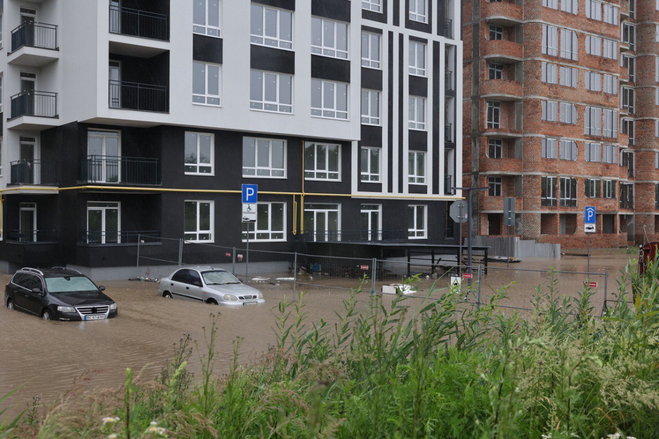 Затоплені будинки, дороги, машини, діти плавають на човнах: у Львові вирує негода