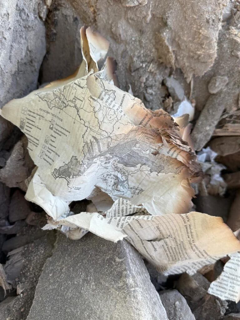 Уламки зруйнованого ліцею в Аккермані вивезли до узбережжя лиману біля фортеці. Міська влада каже, комунальники діяли самовільно