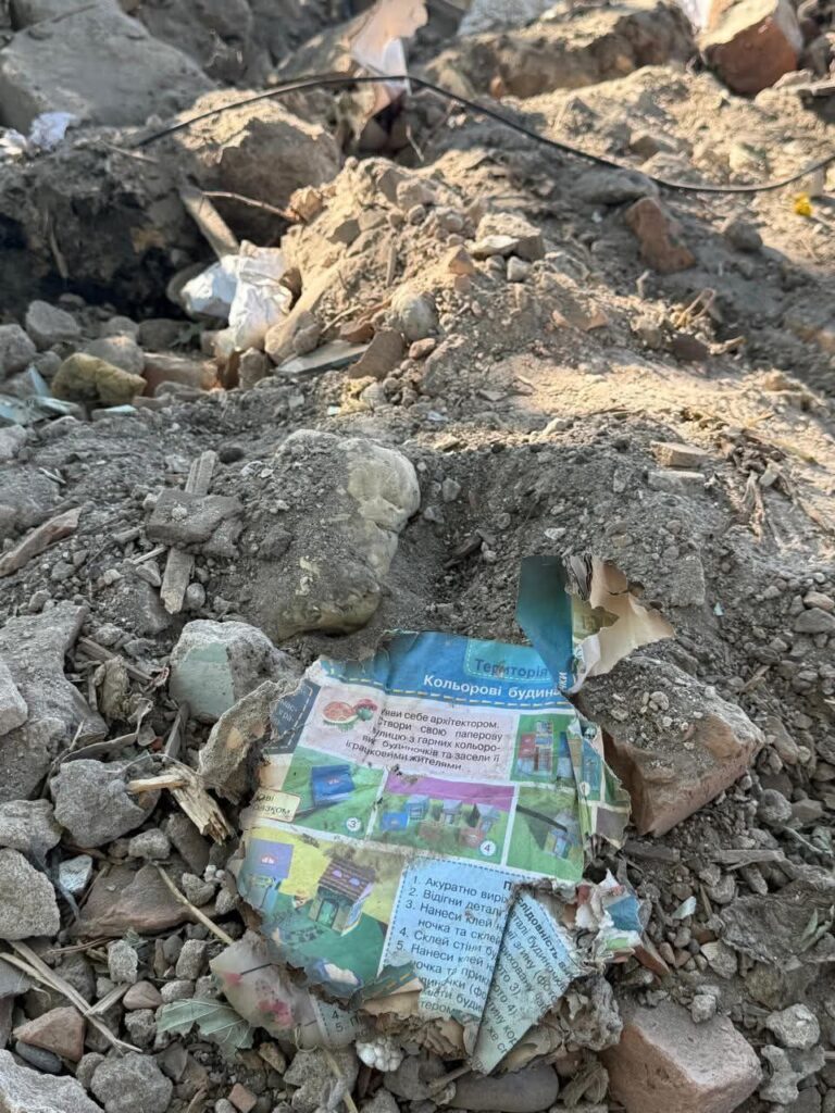 Уламки зруйнованого ліцею в Аккермані вивезли до узбережжя лиману біля фортеці. Міська влада каже, комунальники діяли самовільно