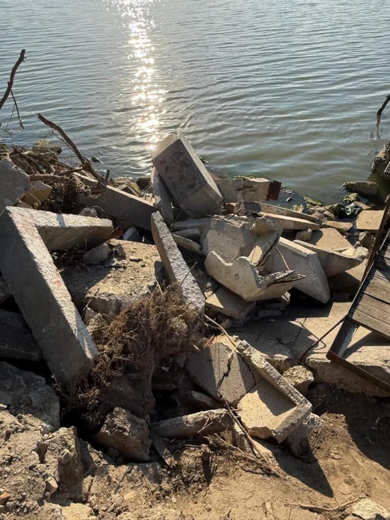 Уламки зруйнованого ліцею в Аккермані вивезли до узбережжя лиману біля фортеці. Міська влада каже, комунальники діяли самовільно