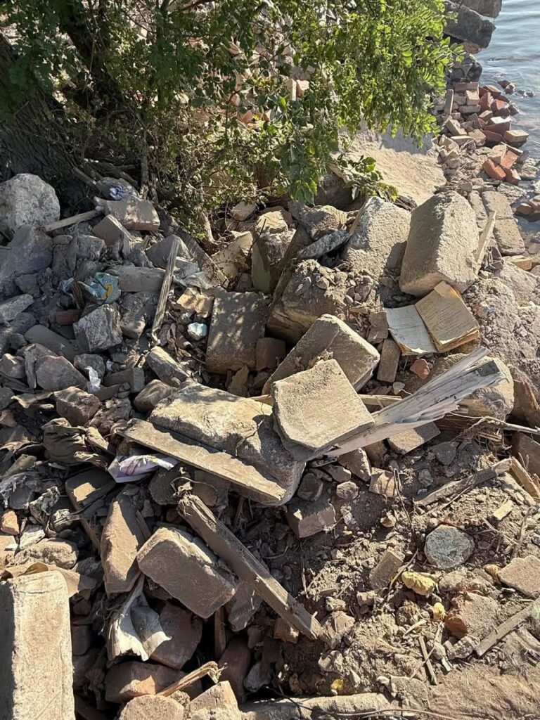 Уламки зруйнованого ліцею в Аккермані вивезли до узбережжя лиману біля фортеці. Міська влада каже, комунальники діяли самовільно