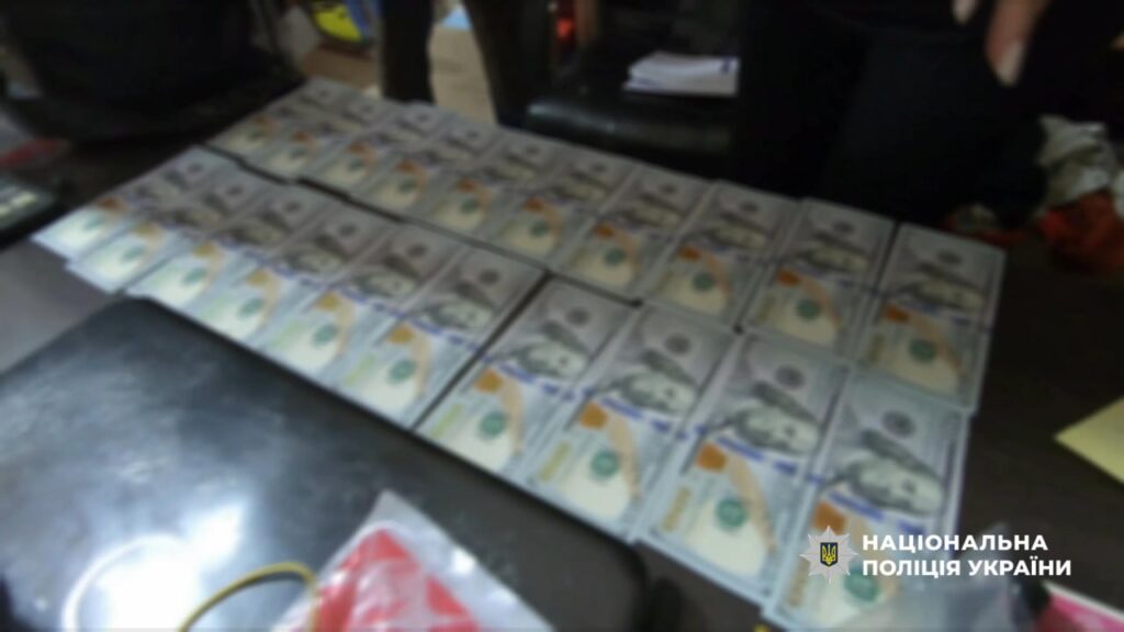 Три тисячі доларів за зняття з бази розшуку: в Ізмаїлі затримали посадовця військкомата