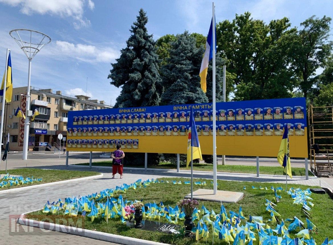 В Ізмаїлі завершуються роботи з розбудови інформаційного стенда зі світлинами полеглих Героїв